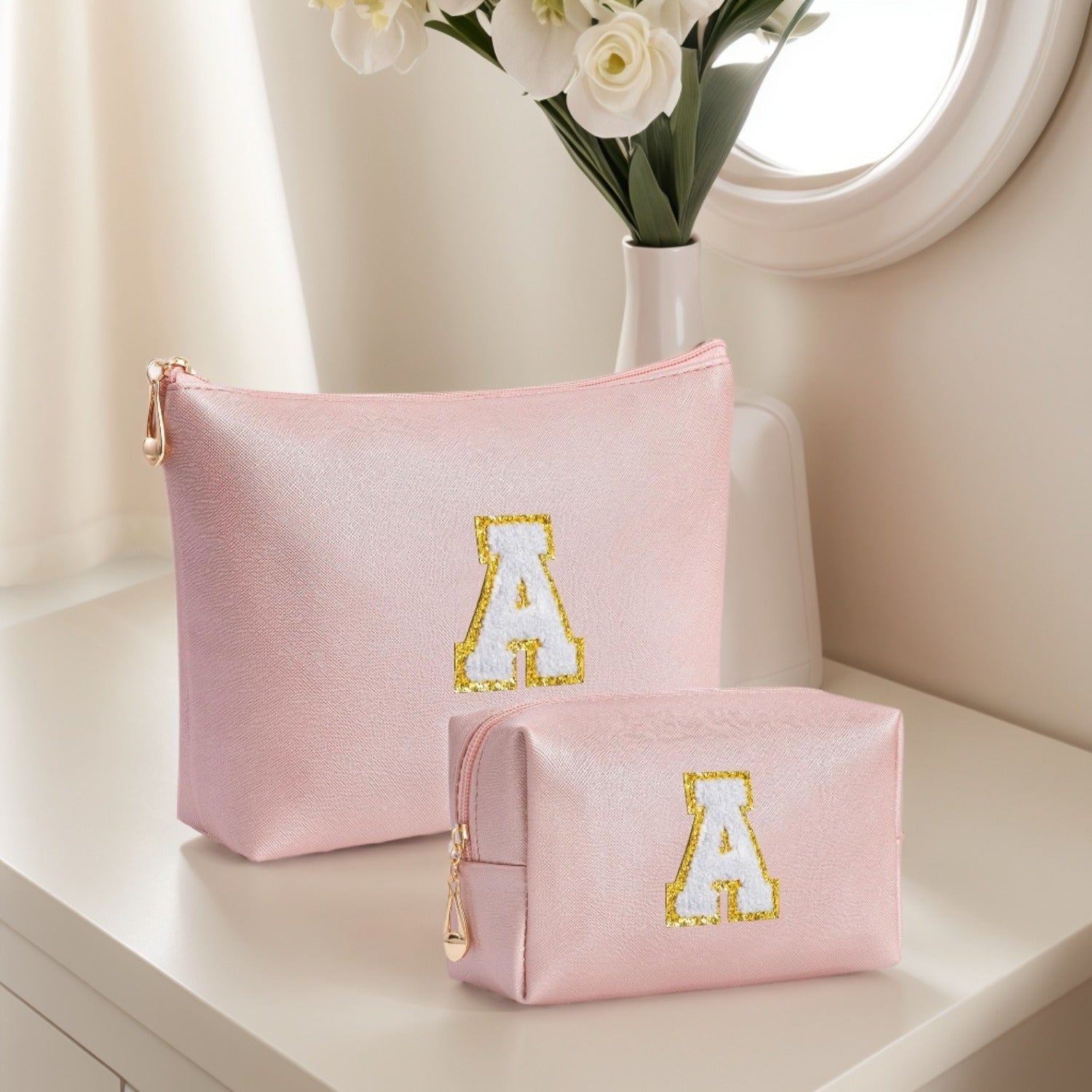 2 piezas de bonitos estuches de maquillaje con iniciales para regalar a amigas, exquisito regalo para el Día de la Madre, estuche de maquillaje impermeable de cuero sintético PU, letras de la A a la Z en color rosa.