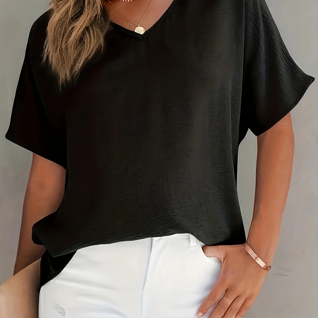 Blusa negra con cuello en V para mujer: una camisa elegante, informal y chic para looks cotidianos y formales. le Non-See-Through Office or Party Top - Women's Professional Attire Essentials, Ladies Blouses, Versatile Fashion, Smooth