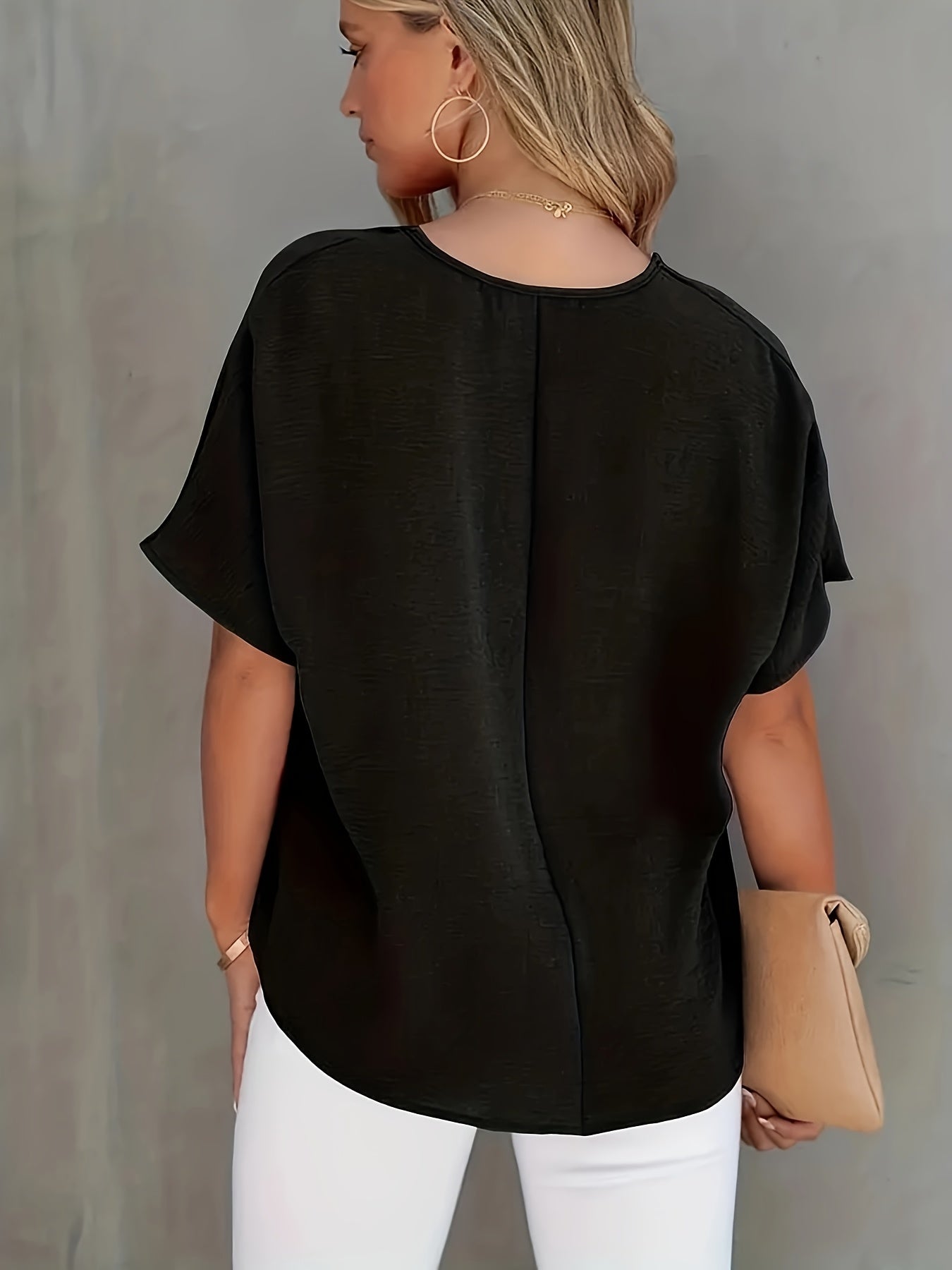 Blusa negra con cuello en V para mujer: una camisa elegante, informal y chic para looks cotidianos y formales. le Non-See-Through Office or Party Top - Women's Professional Attire Essentials, Ladies Blouses, Versatile Fashion, Smooth