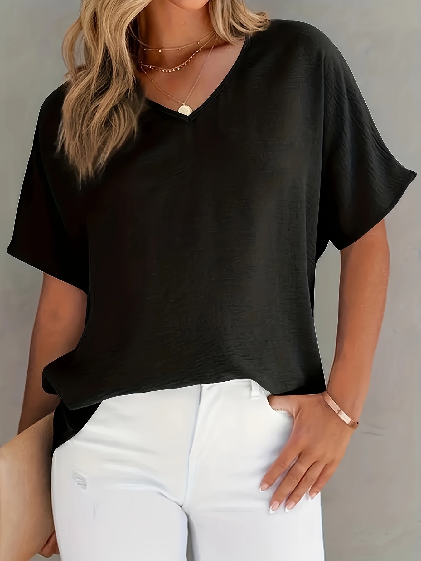 Blusa negra con cuello en V para mujer: una camisa elegante, informal y chic para looks cotidianos y formales. le Non-See-Through Office or Party Top - Women's Professional Attire Essentials, Ladies Blouses, Versatile Fashion, Smooth