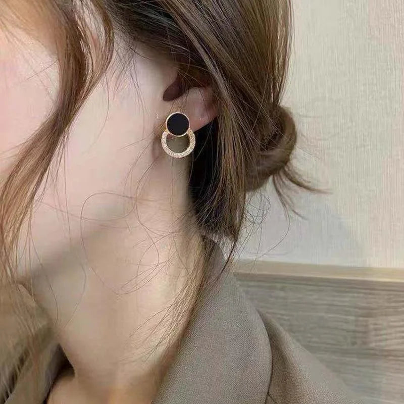 Pendientes de mujer asimétricos redondos huecos pendientes negros accesorios de diamantes de imitación para mujer aretes de mujer