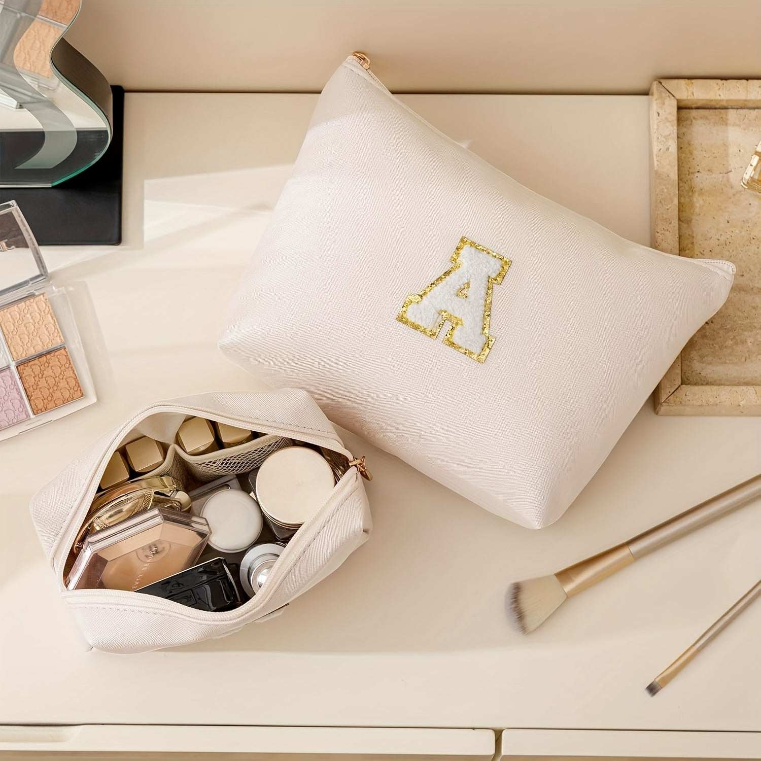 2 piezas de bonitos estuches de maquillaje con iniciales para regalar a amigas, exquisito regalo para el Día de la Madre, estuche de maquillaje impermeable de cuero sintético PU, letras de la A a la Z en color rosa.