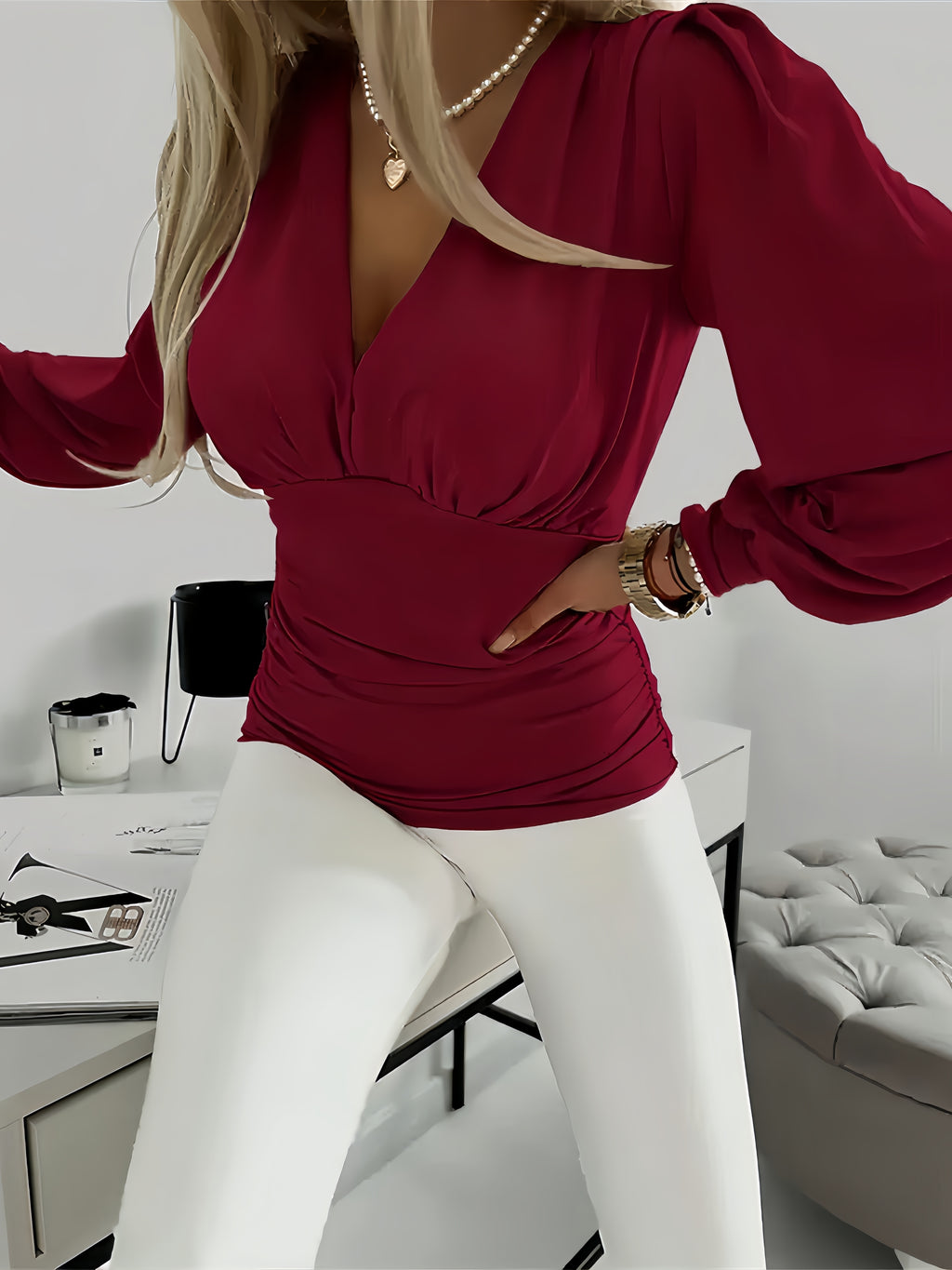 Elegante blusa de mujer con cuello en V profundo y mangas abullonadas - Top plisado turquesa, manga larga, poliéster no transparente, perfecto para primavera y otoño.
