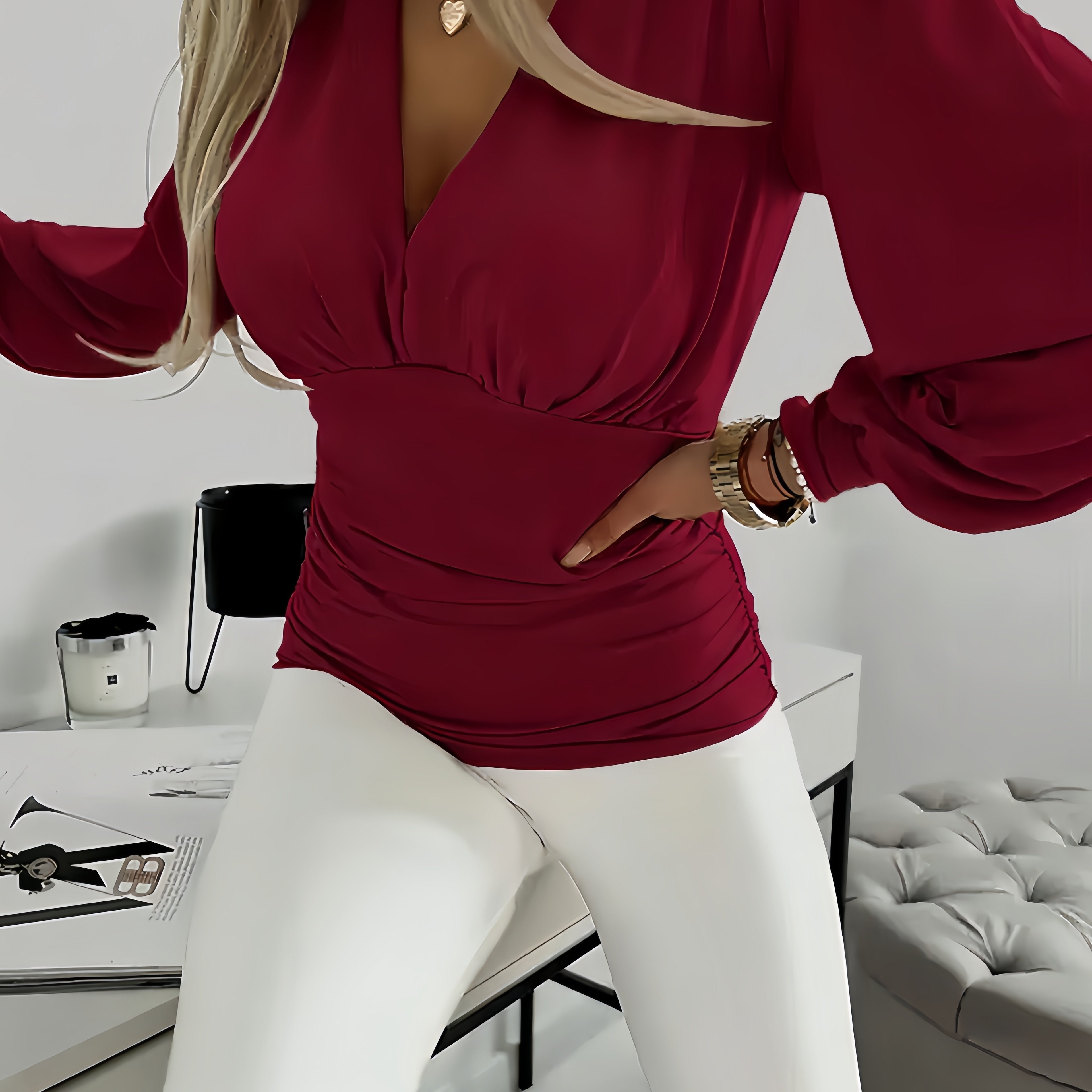 Elegante blusa de mujer con cuello en V profundo y mangas abullonadas - Top plisado turquesa, manga larga, poliéster no transparente, perfecto para primavera y otoño.